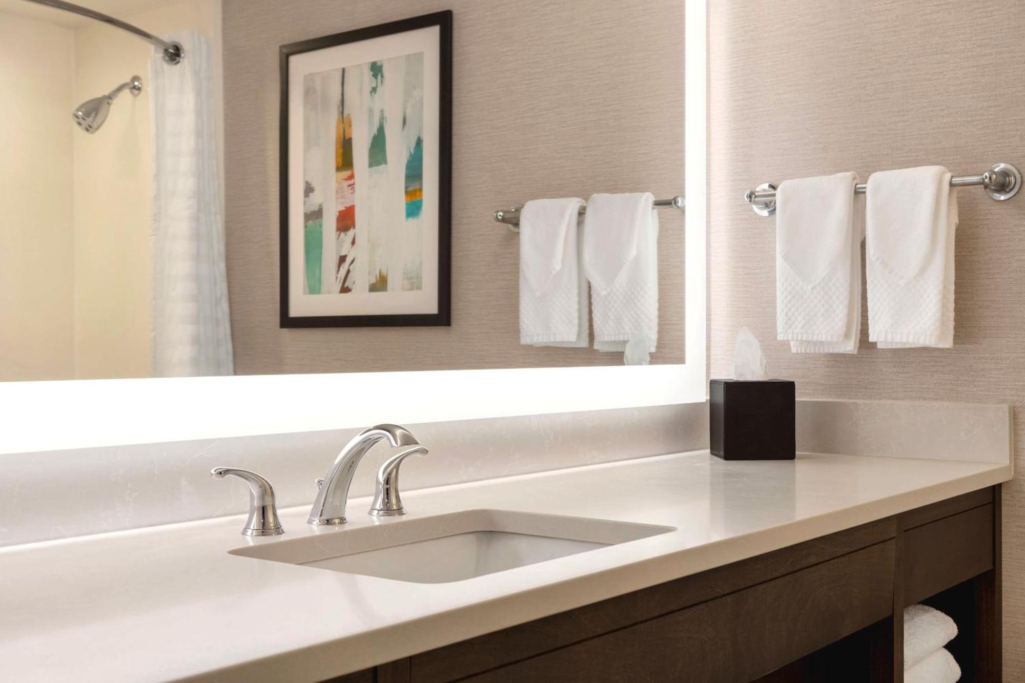 Hotel Embassy By Hilton Baltimore At Bwi Airport 4*